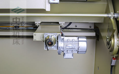 ZDS-832剪板机后档料布局,平行度高,并接纳国际一流品牌轴承,耐磨抗压寿命长.jpg ZDS-832剪板机后档料布局,平行度高,并接纳国际一流品牌轴承,耐磨抗压寿命长.jpg